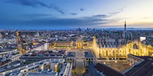 Italy, Lombardy, Milan, Piazza Duomo with the domes of Galleria Vittorio Emanuele II