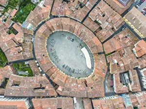 Images Dated 12th February 2021: Italy, Tuscany, Lucca, Piazza dell Anfiteatro