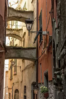 Italy, Tuscany, narrow street with arches in Pontremoli