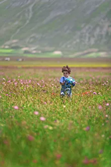 Italy, Umbria, Perugia district, Monti Sibillini NP, Norcia, Pian Grande, baby plays