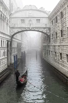 Images Dated 3rd March 2023: Italy, Veneto, Venice, a gondola moves towards the bridge of Sighs on a foggy day