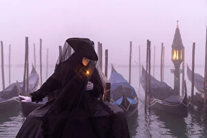 Images Dated 3rd March 2023: Italy, Veneto, Venice, a model poses in costume during the Venice Carnival on a foggy day