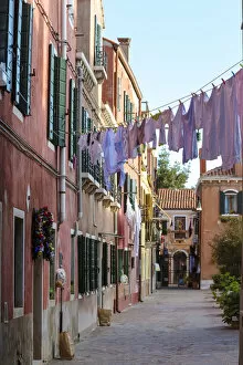 Images Dated 5th January 2015: Italy, Veneto, Venice, Murano island. Typical alley with clothes hanging to dry