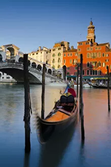 Gondola Collection: Italy, Veneto, Venice, Rialto Bridge over Grand Canal
