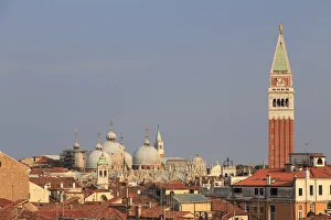 Italy, Veneto, Venice, Sestiere of Rialto, Elevated view of Grand Canal and Rialto Bridge