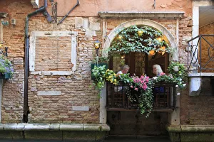 Images Dated 17th January 2018: Italy, Veneto, Venice, Sestiere of Rialto, couple eating outdoor by small canal