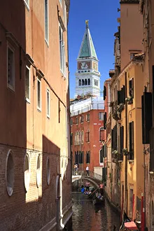 Images Dated 17th January 2018: Italy, Veneto, Venice, Sestiere of San Marco, Small canal and Gondolas