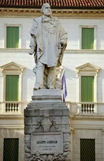 Images Dated 18th June 2008: Italy, Veneto, Vicenza, Western Europe; Monument to one of the great symbolic figures of Italian