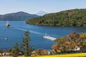 Images Dated 8th February 2018: Japan, Honshu, Fuji-Hakone-Izu National Park, Lake Ashinoko and Mt. Fuji