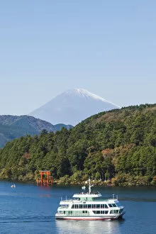 Images Dated 8th February 2018: Japan, Honshu, Fuji-Hakone-Izu National Park, Lake Ashinoko and Mt