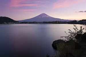Images Dated 10th November 2009: Japan, Honshu Island, Kawaguchi Ko Lake, Mt. Fuji