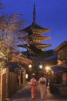 Images Dated 12th April 2015: Japan, Kyoto, Historic Higashiyama district, To-ji Pagoda