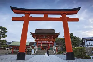 Japan, Kyoto, A wedding bride and groom pose at Fushimi Inari Shrine