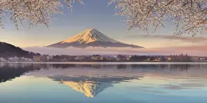 Japan, Yamanashi Prefecture, Kawaguchi Ko Lake and Mt Fuji