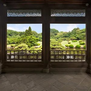 Shinjuku Gallery: Japanese garden at the Shinjuku gyoen, Tokyo, Japan