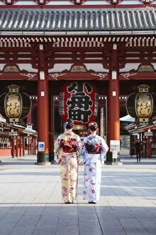 Images Dated 31st March 2018: Japanese women with traditional kimono, Asakusa, Tokyo, Japan (MR)