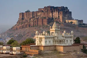 Images Dated 22nd December 2008: Jaswant Thada & Meherangarh Fort, Jodhpur (The Blue City), Rajasthan, India