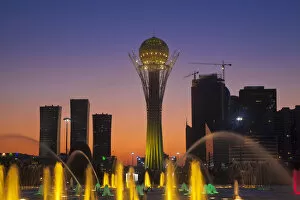 Images Dated 7th November 2011: Kazakhstan, Astana, Nurzhol Bulvar - central boulevard, Music and water performance