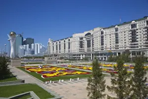 Kazakhstan, Astana, Nurzhol Bulvar - central boulevard, Bayterek Tower