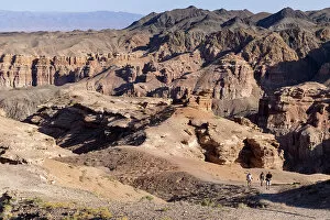 Images Dated 29th November 2022: Kazakhstan, Charyn Canyon National Park, visitors hike through the canyon