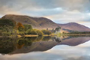 Images Dated 12th August 2021: Kilchurn Castle, Loch Awe, Scottish Highlands, Argyll and Bute, Scotland