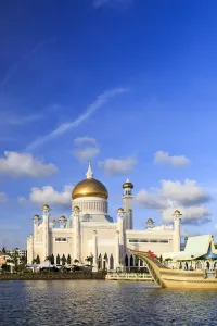 Images Dated 21st October 2016: Kingdom of Brunei, Bandar Seri Begawan, Omar Ali Saifuddien Mosque