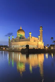 Images Dated 21st October 2016: Kingdom of Brunei, Bandar Seri Begawan, Omar Ali Saifuddien Mosque