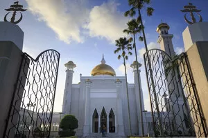 Images Dated 21st October 2016: Kingdom of Brunei, Bandar Seri Begawan, Omar Ali Saifuddien Mosque