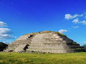 Izamal Prints: Kinich Kak Moo Mayan Pyramid, Izamal, Yucatan State, Mexico