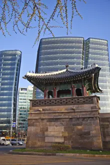 Korea, Seoul, Gongno-Gu, Office buidling near Gyeongbokgung Palace