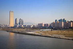 Korea, Seoul, Yeouido, 63 Building - one of Seouls most famous landmarks, on the banks