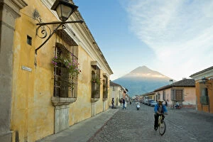 Images Dated 16th April 2008: La Antigua Guatemala (Unesco site) and Vulcan de Agua, Guatemala