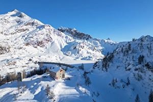 Pass Prints: Laghi Gemelli, the dam and it's refuge