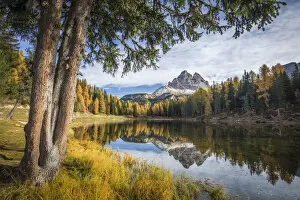 Images Dated 15th December 2020: Lago d'Antorno and Tre Cime di Lavaredo, Dolomites, Italy