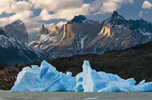 Images Dated 24th November 2020: Lago Grey, Torres del Paine National Park, Patagonia, Chile