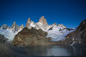 Images Dated 26th November 2019: Laguna de los Tres and Fitz Roy before sunrise, Los Glaciares National Park, El Chalten