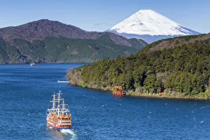 Mount Fuji Gallery: Lake Ashinoko with Mount Fuji behind, Fuji-Hakone-Izu National Park, Hakone, Shizuoka