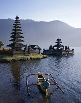 Images Dated 12th February 2008: Lake Bratan / Pura Ulun Danu Bratan Temple & Boatman, Bali, Indonesia