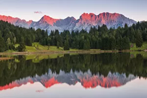 Images Dated 10th March 2021: Lake Geroldsee against Karwendel range, Werdenfelser Land, Upper Bavaria, Bavaria