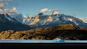 Images Dated 14th September 2023: Lake Grey, Torres del Paine National Park, Patagonia, Chile