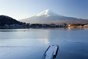 Images Dated 9th November 2011: Lake Kawaguchi, Mount Fuji, Japan