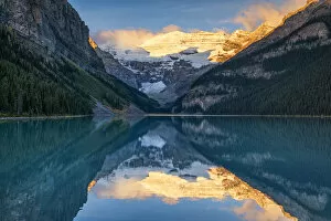 Images Dated 17th April 2018: Lake Louise, Banff National Park, Alberta, Canada