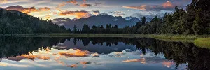 Images Dated 25th April 2016: Lake Matheson at Sunrise, New Zealand
