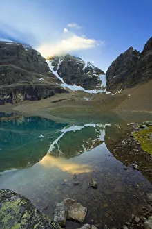 Images Dated 5th March 2008: Lake Oesa & Yukness Mountain, Yoho National Park, British Columbia, Canada