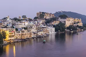 Images Dated 23rd August 2017: Lake Pichola and the City Palace in Udaipur, Rajasthan, India