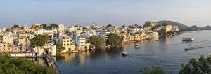 Images Dated 23rd August 2017: Lake Pichola and the City Palace in Udaipur, Rajasthan, India