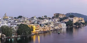 Images Dated 23rd August 2017: Lake Pichola and the City Palace in Udaipur, Rajasthan, India