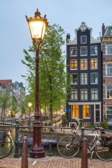 Bicycle Gallery: Lamp post on the Herengracht at the intersection with the Brouwersgracht at dusk