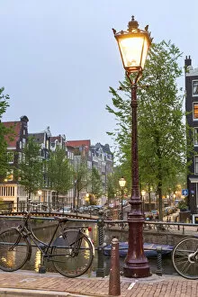 Lamp post on the Herengracht at the intersection with the Brouwersgracht at dusk