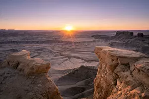 Images Dated 8th April 2020: Landscape similar to Mars at sunrise, Skyline Rim Overlook, Utah, Western United States